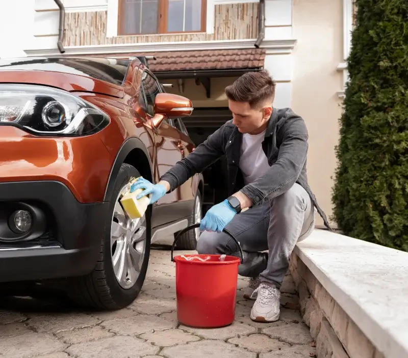 Lavage auto à domicile Mareuil en Périgord : professionnel intervenant sur un véhicule